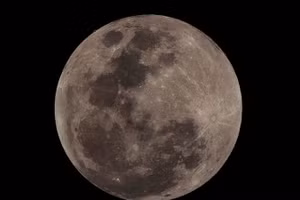 Mặt Trăng trên bầu trời nhìn từ Tegucigalpa, Honduras. (Ảnh: THX/TTXVN)