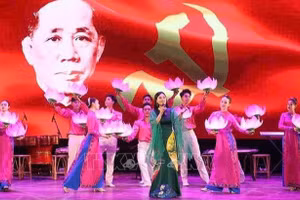 Nghệ sĩ Ưu tú Hương Giang trong chương trình nghệ thuật đặc biệt tưởng nhớ Tổng Bí thư Lê Duẩn tại Thành phố Hồ Chí Minh. (Ảnh: TTXVN)