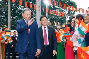 Tổng Bí thư, Chủ tịch nước Tô Lâm gặp gỡ cán bộ, nhân viên Đại sứ quán và cộng đồng người Việt Nam tại Ấn Độ. (Ảnh: TTXVN)