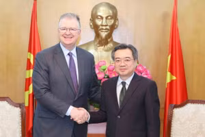 Trưởng Ban Chính sách, Chiến lược Trung ương Nguyễn Thanh Nghị tiếp ông Daniel J. Kritenbrink, Ủy viên Hội đồng quản trị Tập đoàn TAG (Hoa Kỳ). (Ảnh: Phương Hoa/TTXVN)