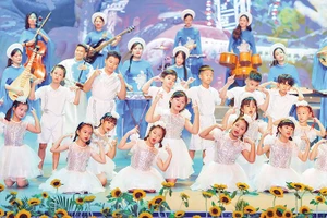 Học sinh hệ thống Trường TH (TH School) biểu diễn tại Chương trình nghệ thuật “Từ sự thấu hiểu - Tạo sự thay đổi”.