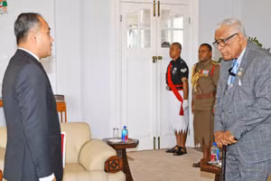Đại sứ Phan Minh Giang đã trình Thư Ủy nhiệm lên Tổng thống Cộng hòa Fiji Ratu Naiqama Tawakecolati Lalabalavu. (Ảnh do Chính phủ Fiji cung cấp)