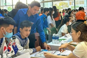 Tư vấn, giới thiệu việc làm cho quân nhân chuẩn bị xuất ngũ và các bạn trẻ tại thành phố Đà Nẵng. (Ảnh: HUY ĐẠT)