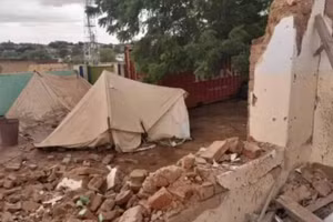 Cảnh đổ nát tại trung tâm y tế ở El Fasher, Bắc Darfur, Sudan sau một vụ tấn công. (Ảnh: THX/TTXVN)