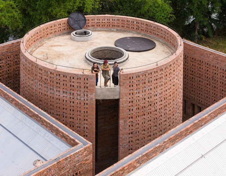 Xưởng gốm, do Tropical Space thiết kế với chất liệu chính là gạch nung. Nguồn: Tropical Space z7028472227402-4c00e0c15cb15f43341787ef81b11b2c.jpg