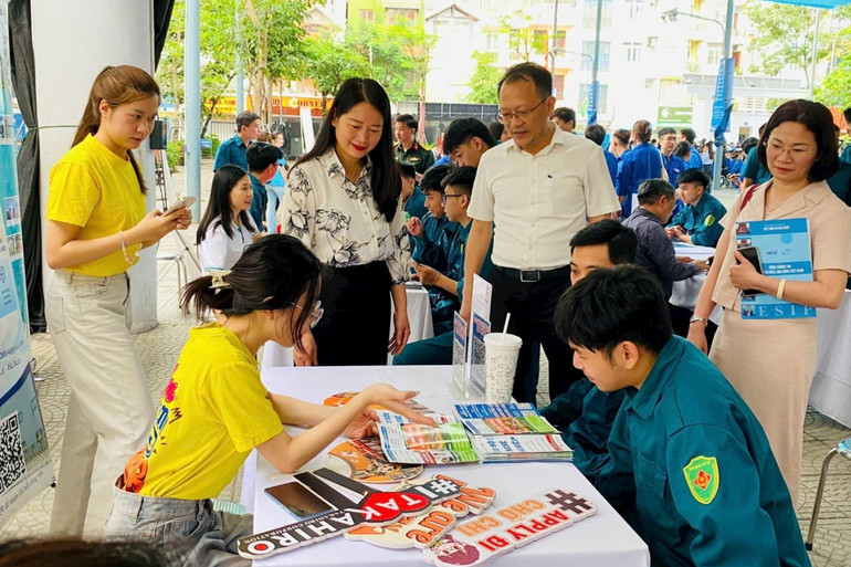 Tích cực nâng cao kỹ năng giúp người lao động mở rộng cơ hội tìm kiếm việc làm phù hợp. (Ảnh NGUYỄN HẢI) bd-tu-van-2.jpg