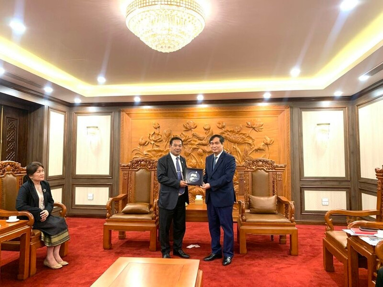 ប្រតិភូបានផ្លាស់ប្តូរវត្ថុអនុស្សាវរីយ៍។ 1-1.jpg