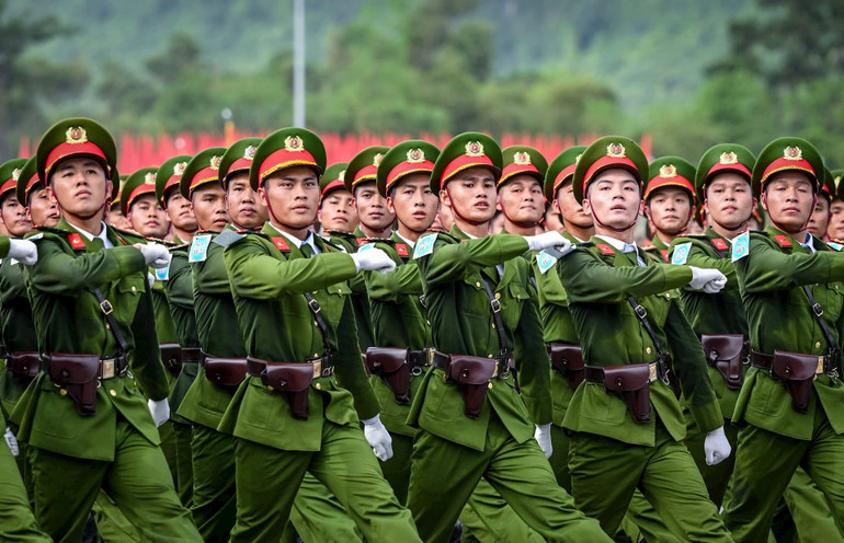 Các chiến sĩ Công an nhân dân tập luyện cho Lễ diễu binh Kỷ niệm 80 năm Quốc khánh nước Cộng hòa Xã hội chủ nghĩa Việt Nam. (Ảnh Thành Đạt) img-1754536717215-1754537286779.jpg