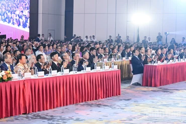 Tổng Bí thư Tô Lâm, Thủ tướng Phạm Minh Chính, Chủ tịch Quốc hội Trần Thanh Mẫn cùng các đồng chí Lãnh đạo, nguyên lãnh đạo Đảng, Nhà nước, lãnh đạo các ban, bộ, ngành, địa phương, các đại biểu tham dự Lễ khai mạc Triển lãm thành tựu đất nước. (Ảnh: Trần Hải)