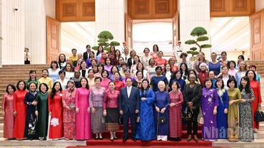 Thủ tướng Phạm Minh Chính và Phu nhân cùng các nhà ngoại giao nữ Việt Nam và quốc tế tham dự buổi gặp mặt. (Ảnh: TRẦN HẢI) 
