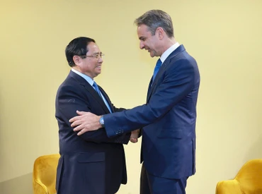 Thủ tướng Chính phủ Phạm Minh Chính có cuộc gặp với Thủ tướng Hy Lạp Kyriakos Mitsotakis. (Ảnh: VGP/NHẬT BẮC)