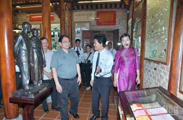 Thủ tướng Chính phủ Phạm Minh Chính thăm và dâng hương tại Bảo tàng Đại tướng Nguyễn Chí Thanh. (Ảnh: THANH GIANG)
