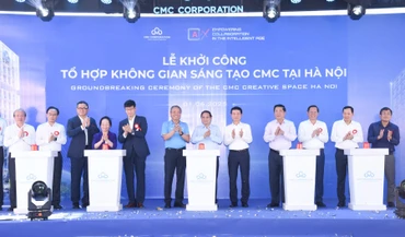 Thủ tướng Phạm Minh Chính và các đồng chí lãnh đạo thực hiện nghi thức khởi công tổ hợp (Ảnh: TRẦN HẢI). 