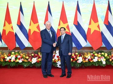 Thủ tướng Chính phủ Phạm Minh Chính và Bí thư Thứ nhất Trung ương Đảng Cộng sản, Chủ tịch nước Cuba Miguel Diaz Canel. (Ảnh: TRẦN HẢI)