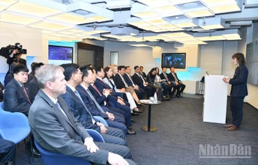 Thủ tướng Phạm Minh Chính nghe lãnh đạo Trung tâm e-Estonia giới thiệu về mô hình hoạt động của Trung tâm. (Ảnh: THANH GIANG)
