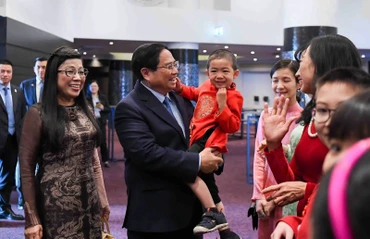 Thủ tướng Phạm Minh Chính và Phu nhân với bà con cộng đồng người Việt Nam tại Estonia. (Ảnh: NGUYỄN HỒNG)