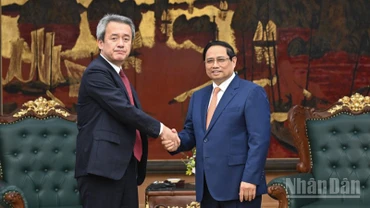 Thủ tướng Chính phủ Phạm Minh Chính và ông Masayuki Omoto, Tổng Giám đốc Tập đoàn Marubeni, Nhật Bản. (Ảnh: TRẦN HẢI)