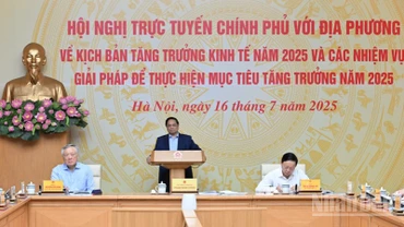 Thủ tướng Chính phủ Phạm Minh Chính chủ trì Hội nghị trực tuyến với địa phương về kịch bản tăng trưởng kinh tế. (Ảnh: TRẦN HẢI)