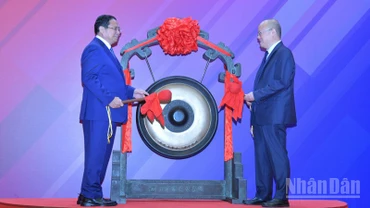 Thủ tướng Phạm Minh Chính và lãnh đạo Sở Giao dịch Chứng khoán Thượng Hải thực hiện nghi thức đánh cồng. (Ảnh: Thanh Giang)