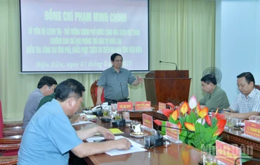 Thủ tướng Chính phủ Phạm Minh Chính chủ trì cuộc họp bàn giải pháp ứng phó, khắc phục hậu quả thiên ta mưa lũ. (Ảnh: Thanh Giang)