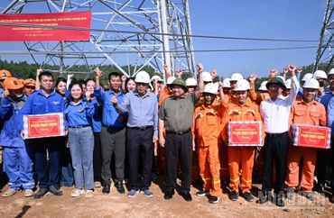 Thủ tướng Phạm Minh Chính và các đơn vị thi công bày tỏ quyết tâm hoàn thành Dự án Đường dây 500kV Lào Cai-Vĩnh Yên đúng tiến độ. (Ảnh: TRẦN HẢI)