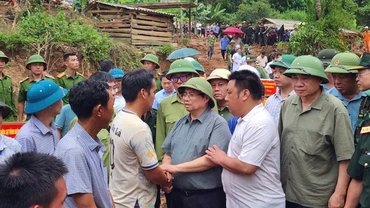 Thủ tướng Chính phủ Phạm Minh Chính thăm hỏi, động viên bà con nhân dân bản Háng Pù Xi, xã Xa Dung, tỉnh Điện Biên bị thiệt hại nặng nề do mưa lũ mấy ngày qua. (Ảnh: CTV)