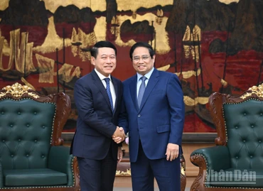 Thủ tướng Phạm Minh Chính và đồng chí Saleumxay Kommasith, Ủy viên Bộ Chính trị, Phó Thủ tướng Chính phủ, Trưởng Ban Cải cách doanh nghiệp Lào. (Ảnh: TrẦN HẢI)