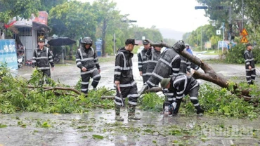 Cán bộ, chiến sĩ Trung đoàn Cảnh sát Cơ động Bắc Trung Bộ tích cực tham gia khắc phục hậu quả bão số 5.