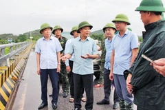 Đồng chí Mai Sơn, Ủy viên Ban Thường vụ Tỉnh ủy, Phó Chủ tịch Thường trực Ủy ban nhân dân tỉnh Bắc Ninh chỉ đạo khắc phục hậu quả lũ lụt.