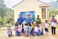 Niềm vui của các em nhỏ khi nhận những phần quà ý nghĩa từ Chi đoàn Điện lực Chư Păh và Chi đoàn Thủy điện Ialy.