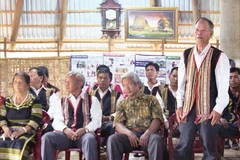 Già làng A Bok (đứng) phát biểu tại buổi sinh hoạt chi bộ thôn.