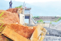Nhiều hạng mục tại công trình dự án hồ chứa nước Đông Thanh bị hư hỏng nghiêm trọng.