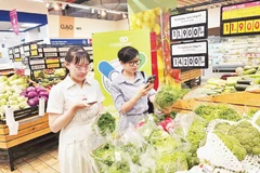 Người tiêu dùng chọn mua rau-củ-quả đạt “Tick xanh trách nhiệm” tại một siêu thị Co.opmart. (Ảnh CTV)