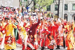 Các văn nghệ sĩ tham gia chương trình Tổng duyệt Lễ kỷ niệm 50 năm Ngày Giải phóng miền nam, thống nhất đất nước. (Ảnh MẠNH HẢO)