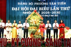 Ra mắt Ban Chấp hành Đảng bộ phường Tân Tiến tại Đại hội.