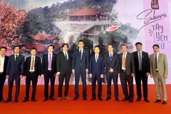 Khách quốc tế và lãnh đạo tỉnh, lãnh đạo xã Tây Yên Tử chụp ảnh lưu niệm tại khu du lịch sinh thái tâm linh Tây Yên Tử.