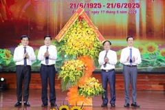 Đồng chí Nguyễn Văn Gấu, Bí thư Tỉnh ủy Bắc Giang (thứ 2, trái sang) tặng hoa chúc mừng các thế hệ người làm báo tại Bắc Giang tại Lễ kỷ niệm.