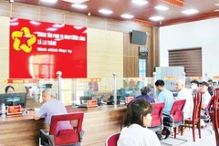 Người dân thực hiện thủ tục hành chính tại Trung tâm Phục vụ hành chính công xã Lai Thành.