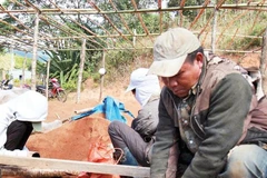 Người dân ươm cây giống tại vườn “Ươm mầm tương lai-Phát triển cây trồng bền vững Tu Mơ Rông”.