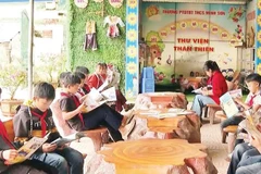 Các em học sinh Trường phổ thông dân tộc bán trú trung học cơ sở Minh Sơn, xã Minh Sơn được tiếp cận nhiều loại sách thông qua mô hình thư viện thân thiện.