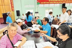 Các hộ dân phường Hiệp Bình thuộc Dự án nâng cấp và mở rộng Quốc lộ 13 làm thủ tục nhận đền bù giải phóng mặt bằng.