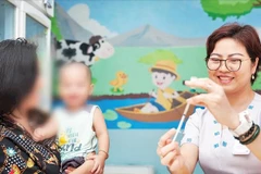 Bác sĩ tại Bệnh viện Đại học Y Dược Thành phố Hồ Chí Minh thực hiện tiêm vắc-xin bệnh não mô cầu cho trẻ.