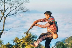 Giàng A La biểu diễn múa khèn tại điểm săn mây phục vụ du khách.