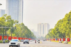 Tuyến đường trung tâm Lê Thái Tổ, phường Kinh Bắc, tỉnh Bắc Ninh rực rỡ cờ hoa chào mừng Đại hội XIV của Đảng.