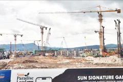 Không khí khẩn trương tại công trường mở rộng sân bay Phú Quốc nhằm tăng năng lực đón khách quốc tế.