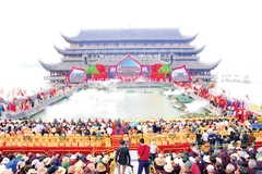 Chùa Tam Chúc luôn thu hút được đông đảo du khách đến tham quan trải nghiệm.