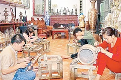Thợ chế tác ở làng nghề Lộng Thượng, xã Đại Đồng, tỉnh Hưng Yên.