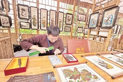 Gian hàng giới thiệu tranh Đông Hồ tại sự kiện “Tinh hoa văn hóa Bắc Ninh - Sắc màu Đông Hồ”.