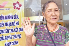 Nhiều người dân ở đây khi đi làm thủ tục vẫn phải bôi mực điểm chỉ thay cho cầm viết ký vào giấy tờ.