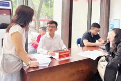 Người dân được hướng dẫn thủ tục khi làm hồ sơ trực tuyến tại Trung tâm Phục vụ hành chính công, chi nhánh số 7.